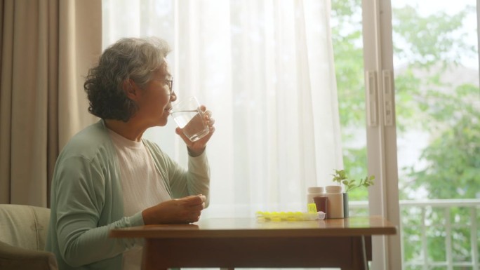 4K亚洲老年妇女在家服药。