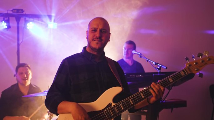 微笑的贝斯手与他的乐队