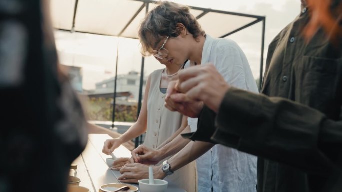 旅舍客人在工作坊中制作草药