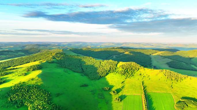航拍清晨的丘陵山地农田风光