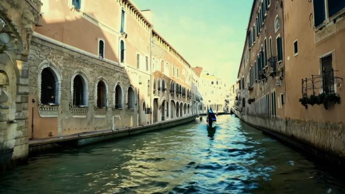 威尼斯古运河穿梭于宁静水巷与桥影