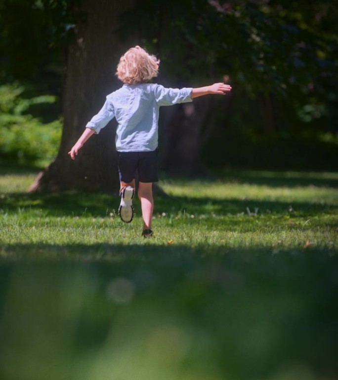 孩子在阳光普照的森林里奔跑