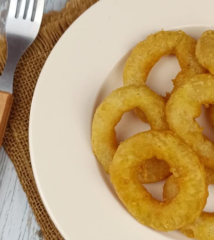 鱿鱼油饼或洋葱圈，特写，放在盘子里