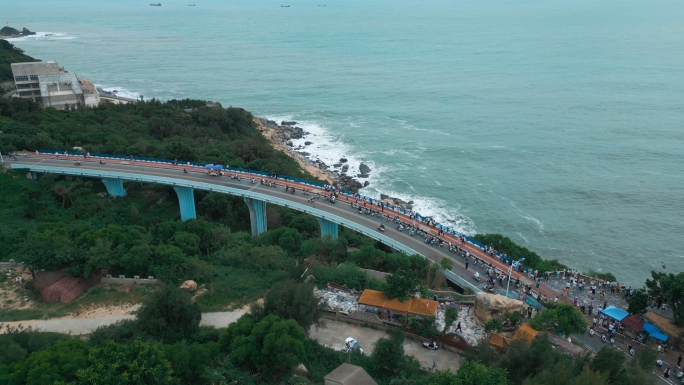 东山岛苏峰山环岛公路游客海浪