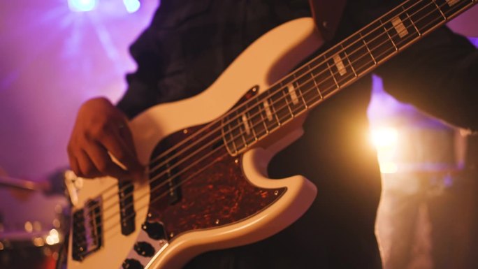 贝斯手在乐队的支持下自信地演奏