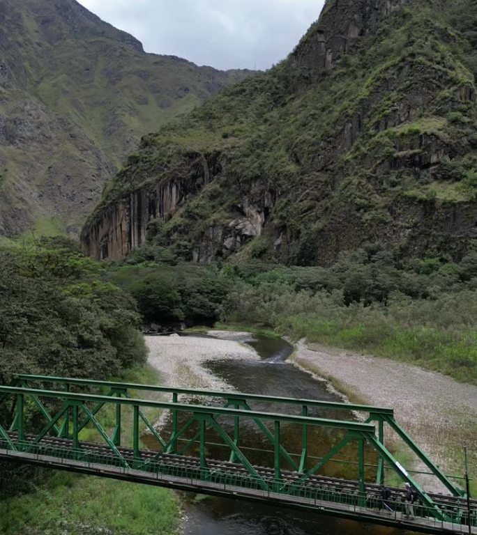 在前往秘鲁马丘比丘途中的河流和山脉景观航拍视频