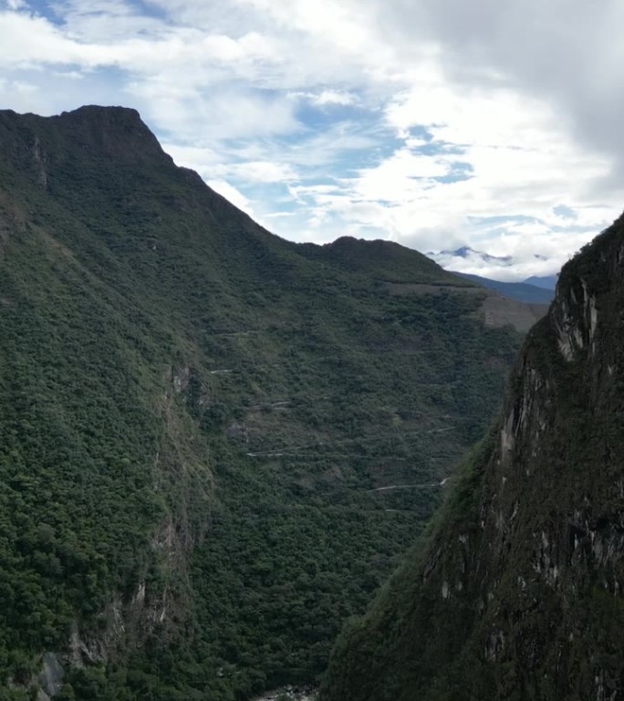 在前往秘鲁马丘比丘途中的河流和山脉景观航拍视频