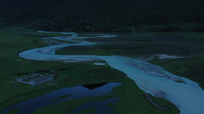 航拍蓝调时刻的川西新路海湿地风光