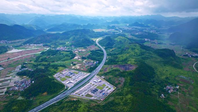 广东清远蜿蜒于群山之间高速公路服务区航拍