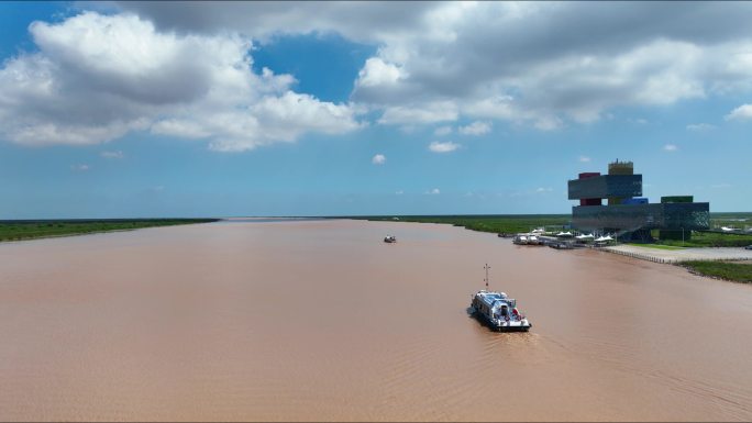 4K航拍黄河入海口 黄河里的船.mp4