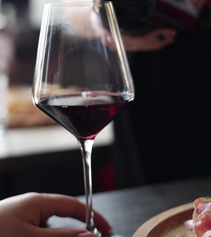 在餐馆喝一杯红酒