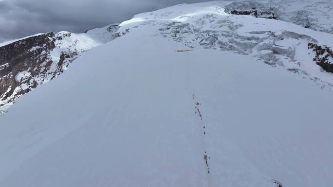 航拍攀登冰川之父慕士塔格峰雪山的登山队