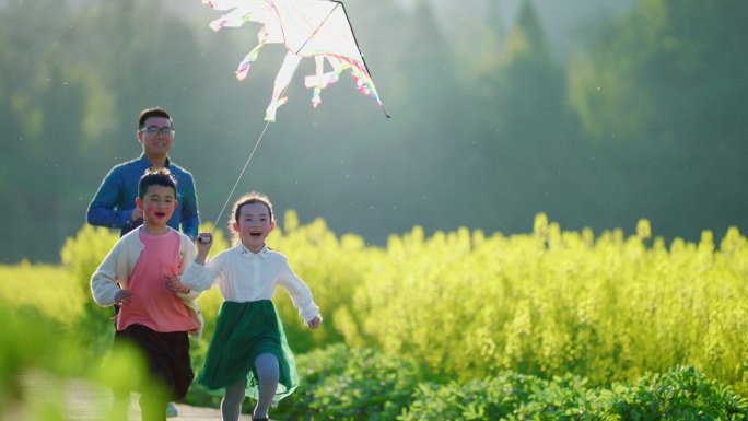 油菜花海里小孩拿着风筝奔跑
