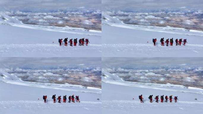 攀登新疆慕士塔格峰雪山的登山队队员