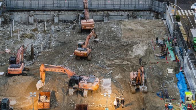 日本名古屋中部建筑工地的挖掘机和建筑工人的延时视图