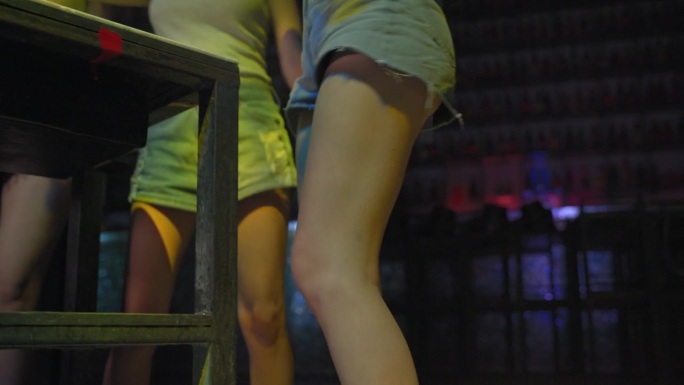 晚上，一群女性朋友在俱乐部聚会上快乐地跳舞。