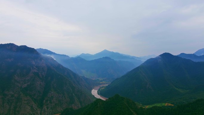 飞越云雾山脉森林河流峡谷航拍大景