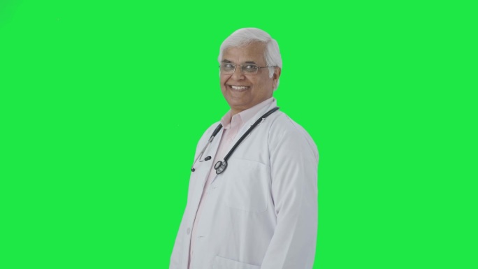 快乐的印度资深医生准备绿屏的肖像