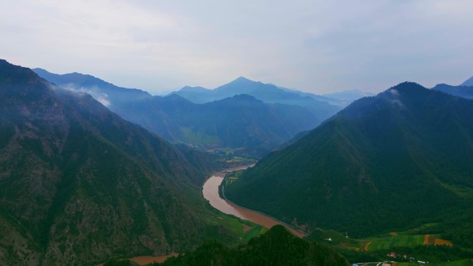 飞越云雾山脉森林峡谷河流航拍大景-1