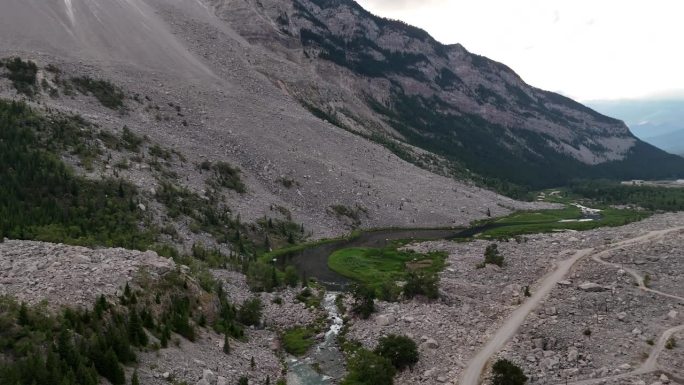 空中法兰克滑雪崩现场沿克莱斯特山口加拿大艾伯塔省。