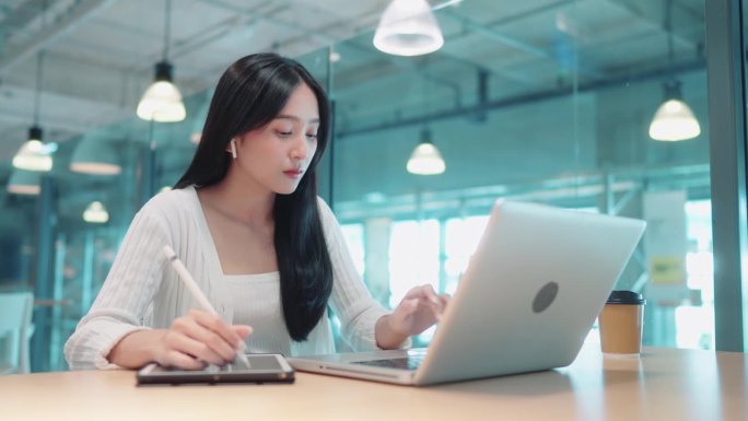 在公共大楼学习的女大学生