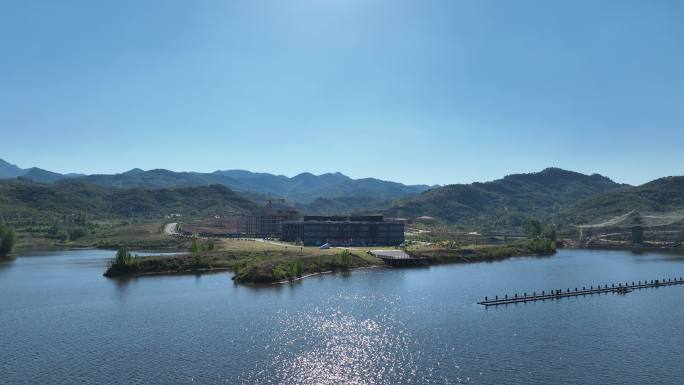 水库航拍 游船 水面航拍环绕景区素材