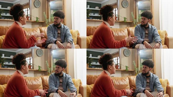 夫妻在家里发生冲突、争论和讨论时，坐在沙发上交谈和压力。悲伤的男人，女人或心烦在客厅忏悔，解决问题或