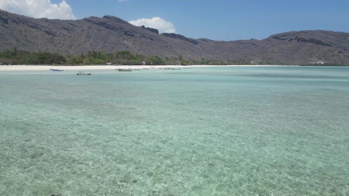 宁静的海滩和清澈的海水