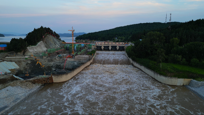水库开闸放水 泄洪 洪水