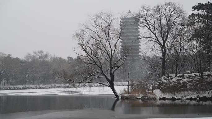 北京大学博雅塔冬季雪景