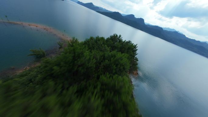 fpv穿越机航拍水库山水湖面绿水青山湖水