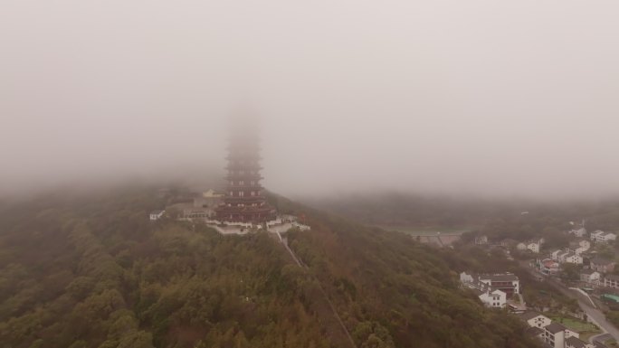 普陀山万佛宝塔大雾航拍