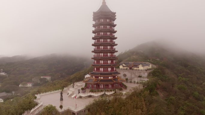 普陀山万佛宝塔大雾航拍
