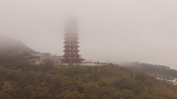 普陀山万佛宝塔大雾航拍