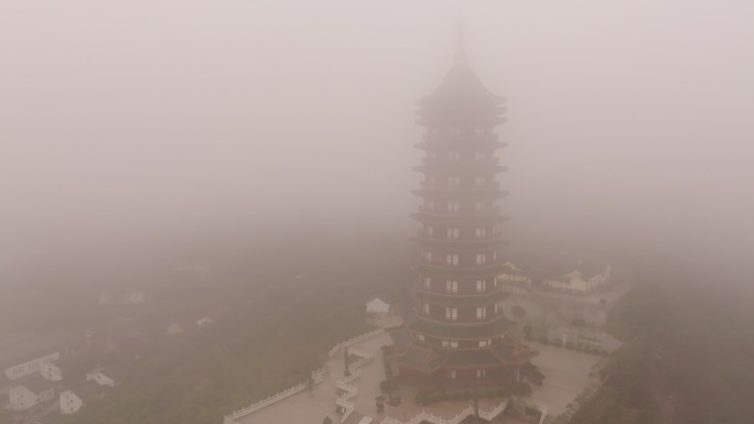 普陀山万佛宝塔大雾航拍