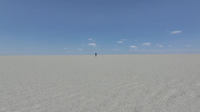 航拍沙漠戈壁行走画面