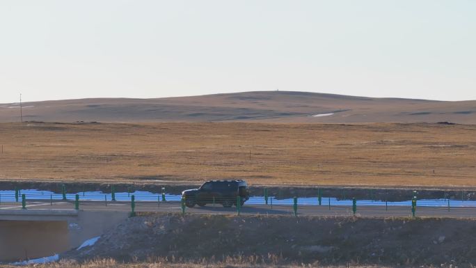 4k航拍汽车在草原公路上行驶