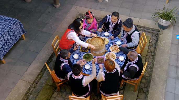 畲族一家人吃饭团聚幸福生活