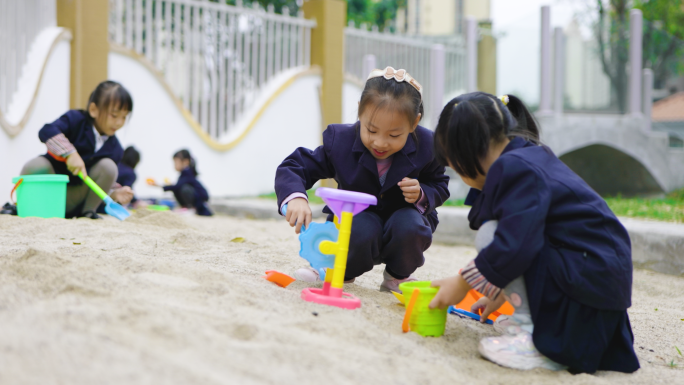 小朋友在幼儿园欢乐玩耍