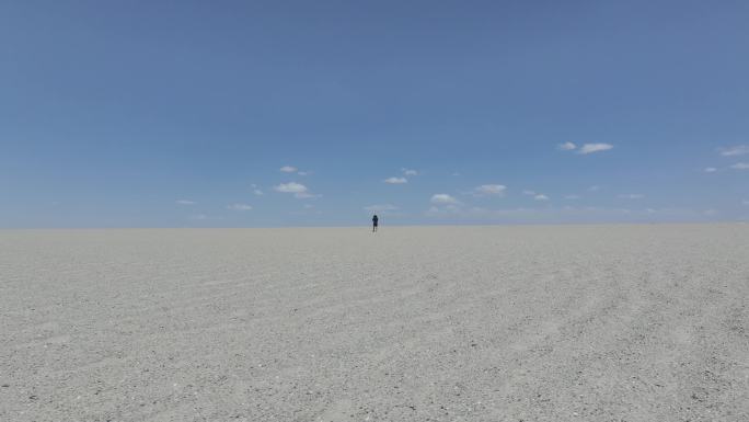 航拍沙漠戈壁行走画面