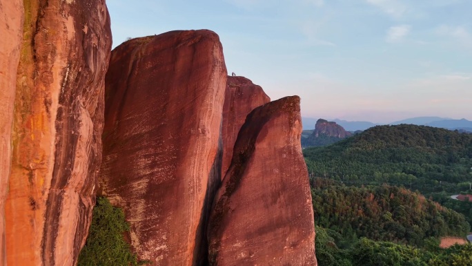 日落山顶的情侣风郴州高椅岭风景