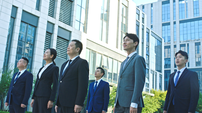 高端商务人士团队白领精英行走展望未来