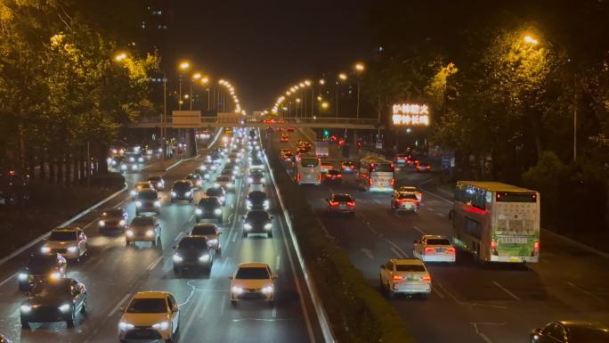 车水马龙的街道