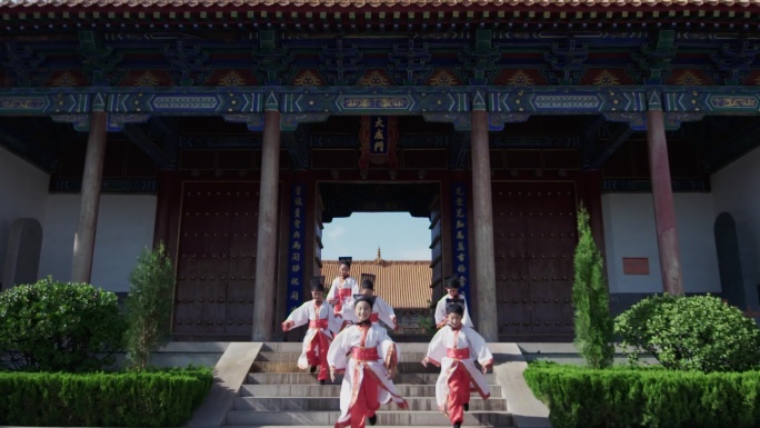 国学文庙孩子们奔跑