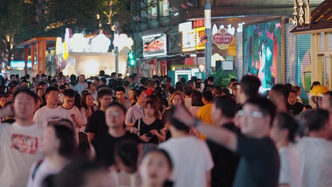 贵阳青云集市人群步行街游客人潮汹涌