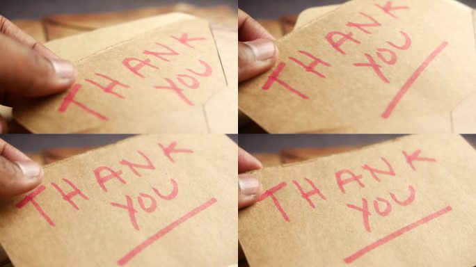 男子手读感谢信的特写
