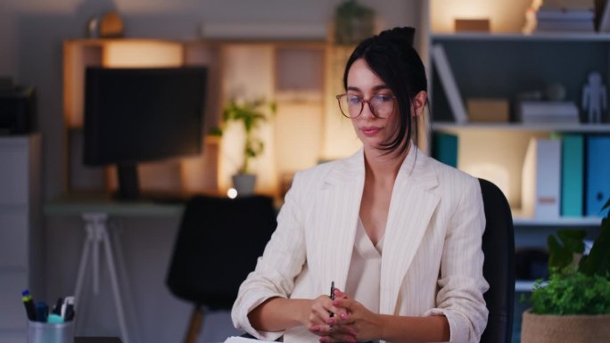 沮丧的女商人担心公司亏损