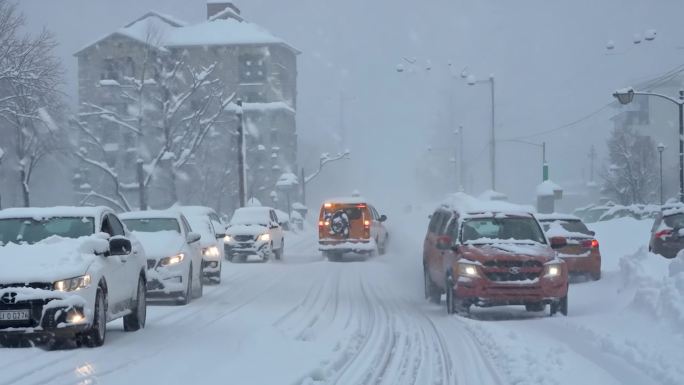 雪灾中被困的城市道路与车辆