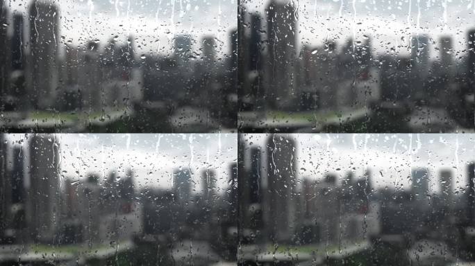 雨水打在玻璃窗上的循环视频。