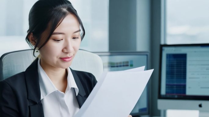 办公室里的年轻女助理整理会议纪要